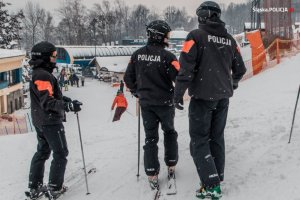 zdjęcie kolorowe: trzech śląskich policjantów na stoku narciarskim