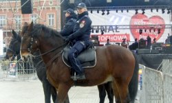 zdjęcie kolorowe: policjanci w służbie konnej podczas zabezpieczenia WOŚP