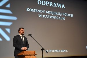 Na zdjęciu widać Prezydenta Miasta Katowice jak stoi przy mównicy na scenie