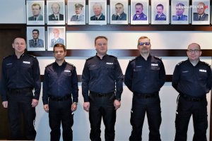 Na zdjęciu widać pięciu oficerów policji stojących w sali odpraw Komendy Wojewódzkiej Policji w Katowicach