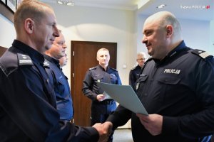 Na zdjęciu widać sześciu oficerów policji stojących w sali odpraw Komendy Wojewódzkiej Policji w Katowicach