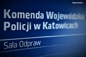 Na zdjęciu widać napis sala odpraw Komendy Wojewódzkiej Policji w Katowicach