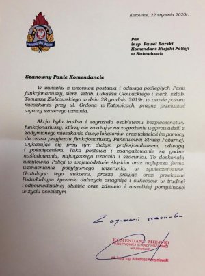 Na zdjęciu widać podziękowania Komendanta PSP dla Policjantów z KP II Katowice