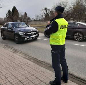 zdjęcie kolorowe: policjant z zespołu profilaktyki społecznej podczas działań &amp;quot;Dla każdego jest miejsce na drodze&amp;quot;