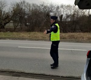 zdjęcie kolorowe: policjant z zespołu profilaktyki społecznej podczas działań &quot;Dla każdego jest miejsce na drodze&quot;