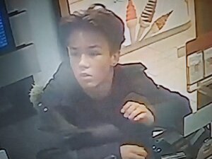 zdjęcie kolorowe: młody mężczyzna podejrzewany o wprowadzenie w obieg fałszywych banknotów o nominale 20 funtów brytyjskich