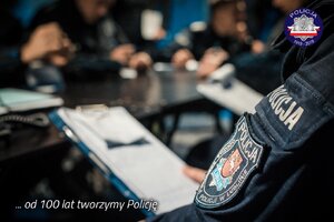 zdjęcie kolorowe: policjant podczas odprawy służbowej