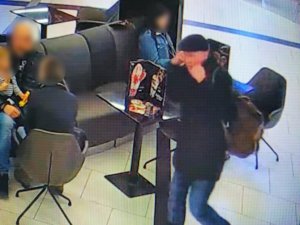 zdjęcie kolorowe: wizerunek mężczyzny podejrzewanego o przywłaszczenie telefonu komórkowego zarejestrowany przez monitoring sklepowy
