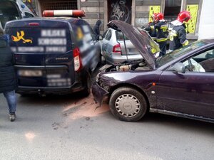 zdjęcie kolorowe: miejsce zdarzenia, gdzie nietrzeźwy kierujący audi doprowadził do kolizji w której uszkodził 7 pojazdów.