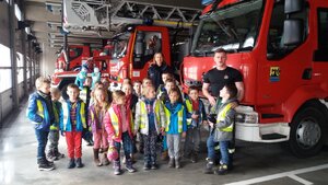 zdjęcie kolorowe: dzieci w wieku 6 lat z katowickiego przedszkola podczas spotkania ze strażakami i policjantami w ramach programu &amp;quot;Bezpieczny Maluch&amp;quot;