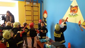 zdjęcie kolorowe: dzieci w wieku 6 lat z katowickiego przedszkola podczas spotkania ze strażakami i policjantami w ramach programu &quot;Bezpieczny Maluch&quot;