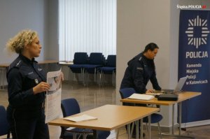 zdjęcie kolorowe: śląscy policjanci i psychologowie podczas spotkania prowadzonego w ramach Tygodnia Pomocy Osobom Pokrzywdzonym Przestępstwem