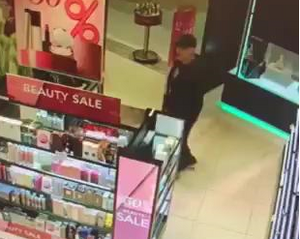 zdjęcie kolorowe: wizerunek mężczyzny podejrzewanego o kradzież perfum o wartości ponad 2,6 tys. zł zarejestrowany przez monitoring