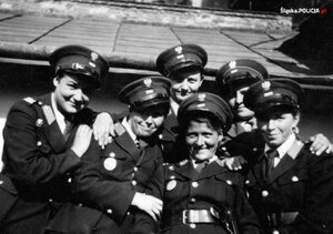 zdjęcie czarno - białe: pierwsze policjantki na okolicznościowych zdjęciach