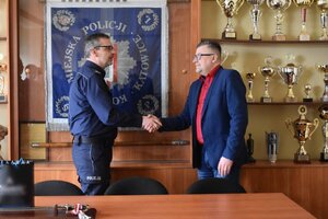 zdjęcie kolorowe: mł. insp. Jarosław Łydka odbiera z rąk Komendanta Miejskiego Policji w Katowicach insp. Pawła Barskiego podziękowania za wieloletnią służbę
