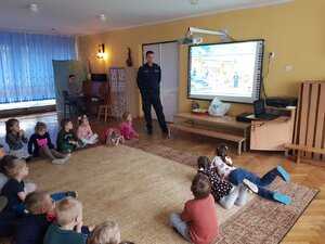 zdjęcie kolorowe: katowiccy dzielnicowi podczas spotkania z przedszkolakami