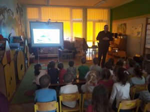 zdjęcie kolorowe: katowiccy dzielnicowi podczas spotkania z przedszkolakami
