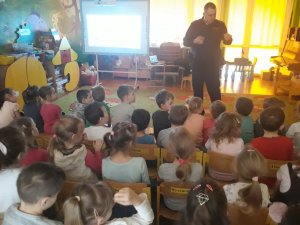 zdjęcie kolorowe: katowiccy dzielnicowi podczas spotkania z przedszkolakami