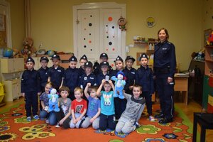 zdjęcie kolorowe: katowicka policjantka podczas spotkania z przedszkolakami w ramach programu &amp;quot;Bezpieczny Maluch&amp;quot;