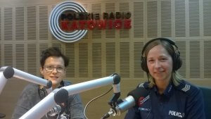 zdjęcie kolorowe: policjantka w studio radiowym