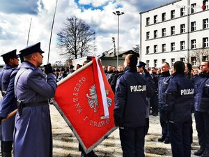 zdjęcie kolorowe: ślubowanie nowych policjantów