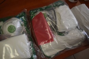 zdjęcie kolorowe: środki i materiały przeznaczone dla ochrony policjantów w kontakcie z osoba podejrzewaną o zarażenie koronawirusem
