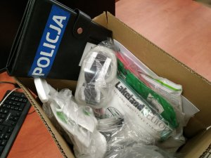 zdjęcie kolorowe: środki i materiały przeznaczone dla ochrony policjantów w kontakcie z osoba podejrzewaną o zarażenie koronawirusem