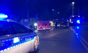 zdjęcie kolorowe: policjanci katowickiej drogówki oraz strażacy na miejscu zdarzenia drogowego