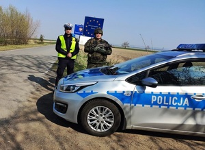 zdjęcie kolorowe: policjanci katowickiej drogówki wspólnie z żołnierzami strzegą granic RP