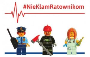 zdjęcie kolorowe: plakat promujący akcję #NieKłam Ratownikom przedstawia trzy figurki z klocków z postaciami policjanta, strażaka i lekarza