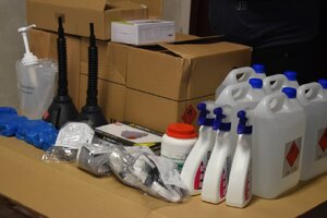 zdjęcie kolorowe: środki ochrony osobistej i środki czystości przeznaczone dla katowickich policjantów