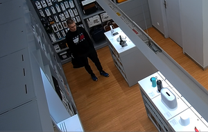 zdjęcie kolorowe: mężczyzna podejrzewany o kradzież słuchawek dousznych w sklepie