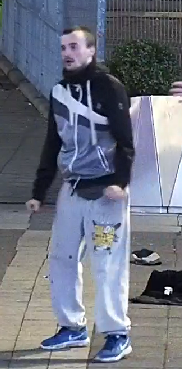zdjęcie kolorowe: wizerunek mężczyzny podejrzewanego o kradzież kurtki i plecaka