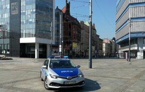 zdjęcie kolorowe; policjanci katowickiej drogówki podczas nadawania apelu o pozostaniu w domu