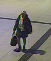 zdjęcie kolorowe: wizerunek kobiety podejrzewanej o kradzież torebki w restauracji w centrum miasta