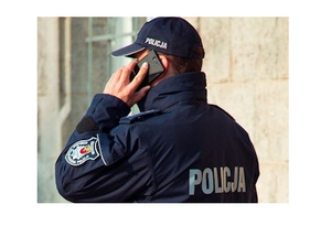 zdjęcie kolorowe: dzielnicowy podczas kontroli