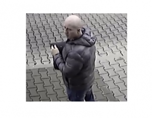 zdjęcie kolorowe: mężczyzna podejrzewany o kradzież kieszonkową
