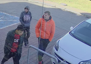 zdjęcie kolorowe: mężczyźni podejrzewani o kradzież artykułów higienicznych