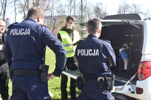 zdjęcie kolorowe: katowiccy policjanci i strażnicy miejscy w czasie służby wykorzystali mobline centrum monitoringu, w skład którego wchodził m.in. dron