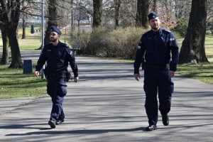 zdjęcie kolorowe: katowiccy policjanci podczas patrolu parku