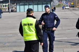 zdjęcie kolorowe: katowiccy policjanci i strażnicy miejscy w czasie służby w centrum Katowic