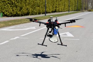 zdjęcie kolorowe: dron w chwili lądowania