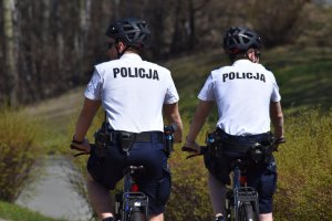 zdjęcie kolorowe: katowiccy policjanci podczas patrolu rowerowego, kontrolują parki