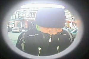 Na zdjęciu widać mężczyznę w czarnej czapce, który podchodzi do bankomatu