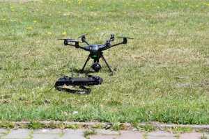 Na zdjęciu widać drona na trawie