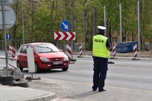 zdjęcie kolorowe: policjanci katowickiej drogówki podczas kontroli prędkości pojazdów na drogach śląskiej stolicy