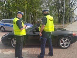 zdjęcie kolorowe: policjanci katowickiej drogówki podczas kontroli prędkości pojazdów na drogach śląskiej stolicy