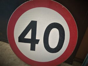 zdjęcie kolorowe: część znaku drogowego, który został uszkodzony na terenie Katowic