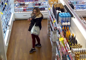 zdjęcie kolorowe: kobieta podejrzewana o kradzież perfum w drogerii
