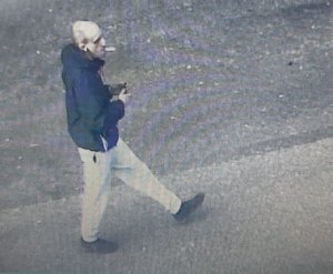 zdjęcie kolorowe: wizerunek mężczyzny podejrzewanego o kradzież- zapis z monitoringu